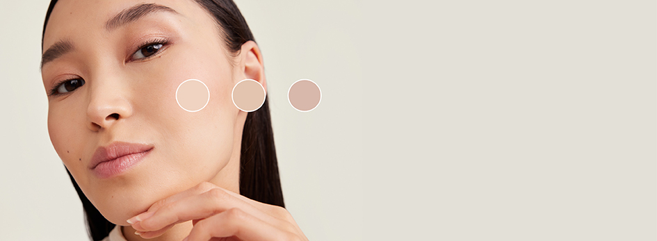 Vrouw met een lichte huidskleur kijkt in de camera.