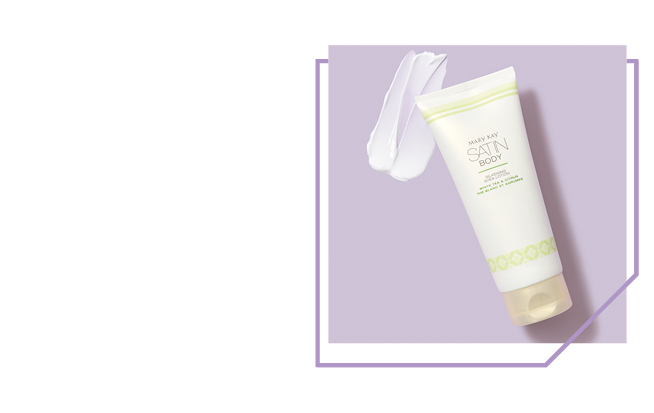 Een product uit de Mary Kay Satin Body verzorgingslijn ligt op een paarse achtergrond samen met een productklodder.