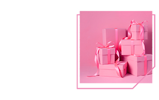Cadeaus verpakt in roze inpakpapier worden gestapeld tegen een roze achtergrond.