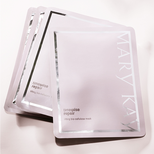 Het Mary Kay TimeWise Repair® Lifting Bio-Cellulose Mask ligt voor een roze achtergrond.