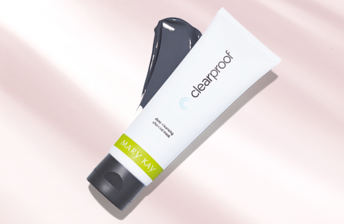 Het Mary Kay Clear Proof® Deep-Cleansing Charcoal Mask voor de vette of onzuivere huid ligt voor een roze achtergrond.