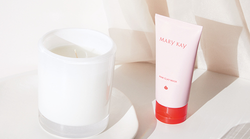 Het Mary Kay  Pink Clay Mask voor een Natural Glow ligt voor een roze achtergrond.