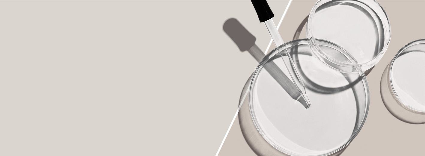 Drie petrischalen met een pipet