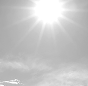 De felle zon in de licht bewolkte lucht