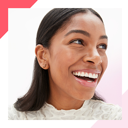 Een mooie vrouw met een donkere huidskleur, een gezonde huid en lang donker haar