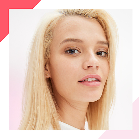 Een mooie blonde, jonge vrouw met een gezonde huid