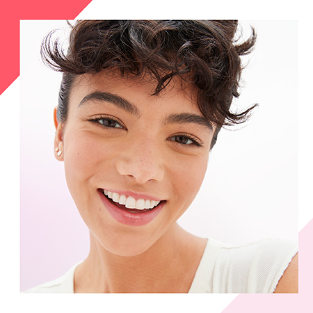 Een brunette jonge vrouw met een gezonde, gebruinde huid