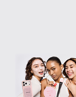 Drie vrouwen die het nieuwe Mary Kay Hydrating Cream Mask op hun gezicht hebben aangebracht of in hun hand houden. Daarnaast zie je de Mary Kay Hydrogel Eye Patches, de Mary Kay Mask Applicator en de gratis stick-on telefoonhouder die je cadeau krijgt bij aankoop van deze producten (in de Hydra Boost Beauty Box).