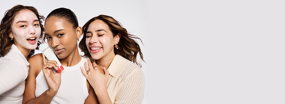 Drie vrouwen die het nieuwe Mary Kay Hydrating Cream Mask op hun gezicht hebben aangebracht of in hun hand houden.