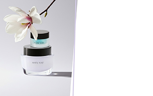 De producten uit het Love your Fresh Skin Set van Mary Kay: Oil-Free Hydrating Gel en Indulge Soothing Eye Gel.