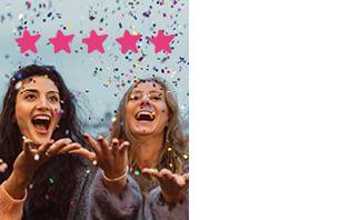 Twee stralende vrouwen gooien confetti in de lucht met uitgestrekte handen. Daarboven zie je de vijf roze sterren van een Mary Kay productbeoordeling.