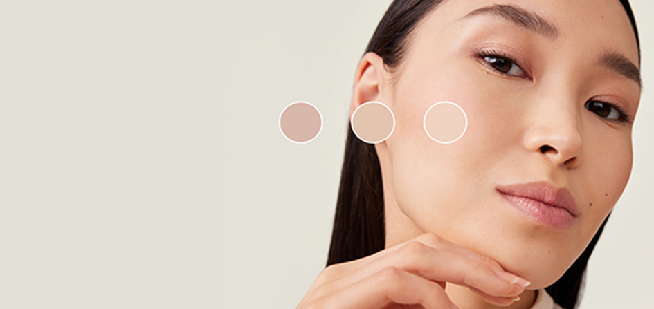 Een vrouw met make-up controleert haar make-up.