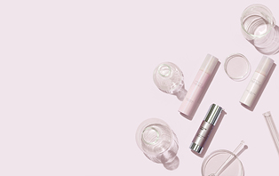 Drie Mary Kay gezichtsserums en verschillende reageerbuisjes voor een roze achtergrond