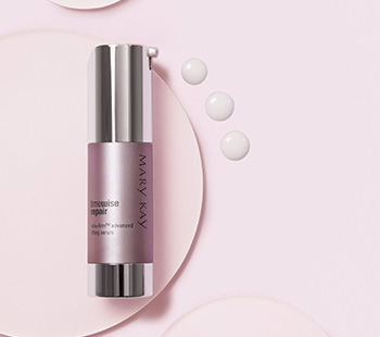 Mary Kay TimeWise Repair® Volu-Firm® Advanced Lifting Serum en een likje product op een roze dienblad