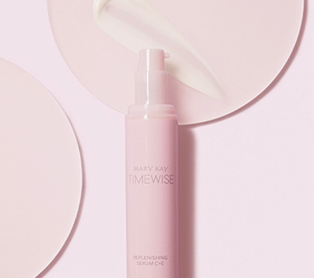 Mary Kay TimeWise Replenishing Serum C+E™ en een likje product op een roze dienblad