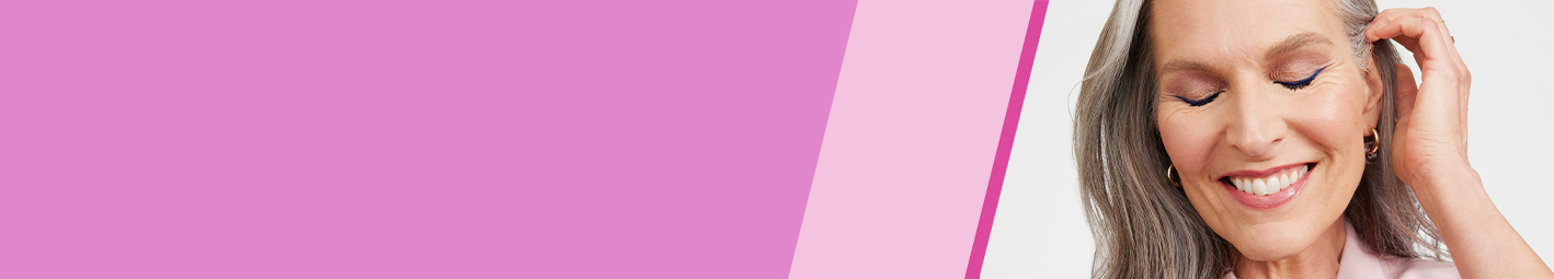 Een vrouw met een prachtige huid raakt haar hals aan