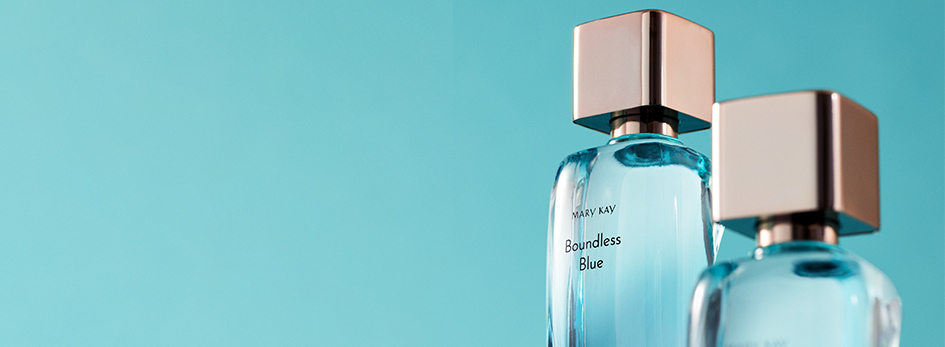Twee flesjes van het nieuwe Boundless Blue Eau de Parfum van Mary Kay op een blauwe achtergrond