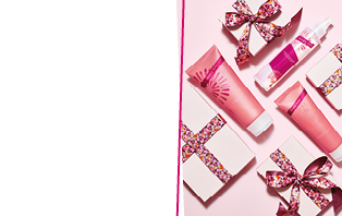 Perfect voor Valentijnsdag: Mary Kay Mandarin Blooms Body Wash, Body Lotion en Geurspray naast roze ingepakte cadeaus