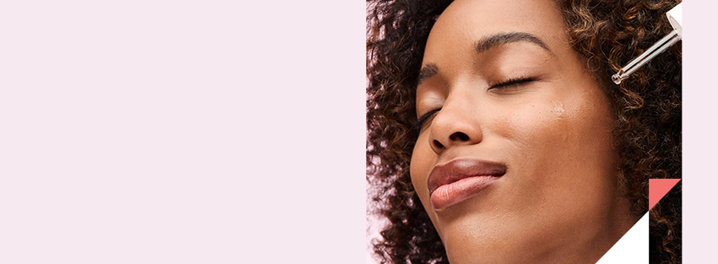 Een vrouw brengt een kleine hoeveelheid Mary Kay Nourishing Oil aan op haar gezicht met gesloten ogen