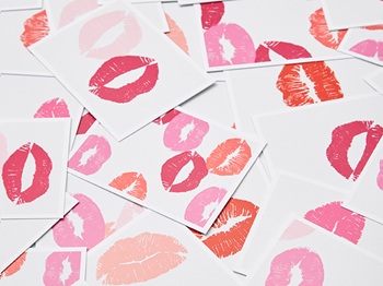 Veel ansichtkaarten met kusafdrukken in verschillende kleuren