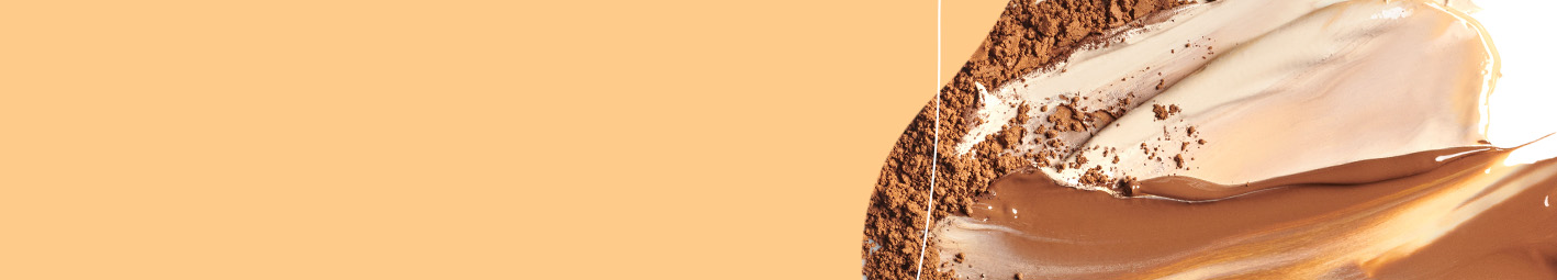 Voor een beige achtergrond zijn likjes product van concealers en foundationpoeders van Mary Kay te zien.