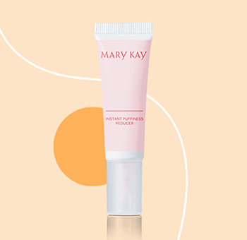 De Mary Kay® Instant Puffiness Reducer ligt op een beige achtergrond.