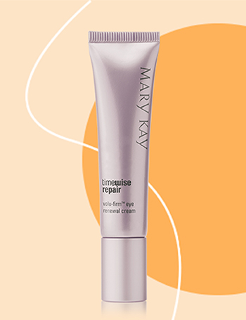 Die TimeWise Repair® Volu-Firm® Eye Renewal Cream ligt op een beige  achtergrond.