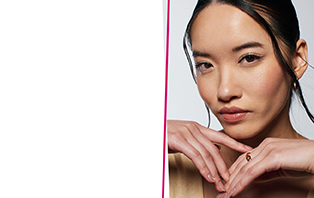 Een vrouw die de make-uplook ‘Underpainting’ draagt, in de camera kijkt en haar handen onder haar hoofd houdt.