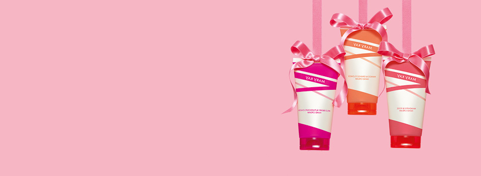 : De drie nieuwe Mary Kay Hand Creams (Mandarin & Rose, Wild Berry & Passionflower, Mango & Orange Flower) hangen aan een band met een strik.