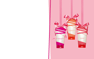 De nieuwe Handcrème van Mary Kay (Mandarin & Rose, Wild Berry & Passionflower, Mange & Orange Flower) – het perfecte cadeau voor Valentijnsdag – hangt aan een lint met een strik