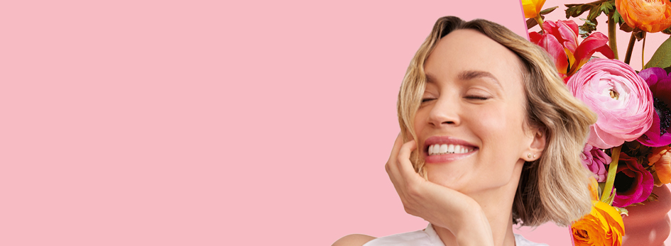 Een lachende vrouw en een kleurrijk boeket bloemen