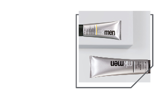 De MK Men® Daily Facial Wash en de MK Men® Advanced Facial Hydrator Sunscreen SPF 30 staan tegen een grijze achtergrond. De huiderzorgingsproducten in de zilveren tubes behoren tot de Mary Kay mannencollectie.