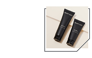 Twee tubes MK Men; één is Daily Facial Wash en de andere Ultimate Moisturiser.