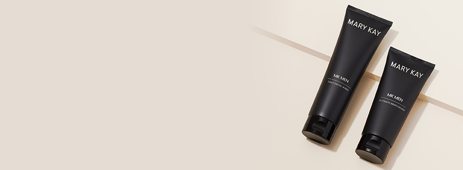 Twee tubes MK Men; één is Daily Facial Wash en de andere Ultimate Moisturiser.