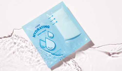 Het hydraterende Mary Kay 2 Step Sheet Mask is afgebeeld op een lichtroze achtergrond met een zachte golf erover.