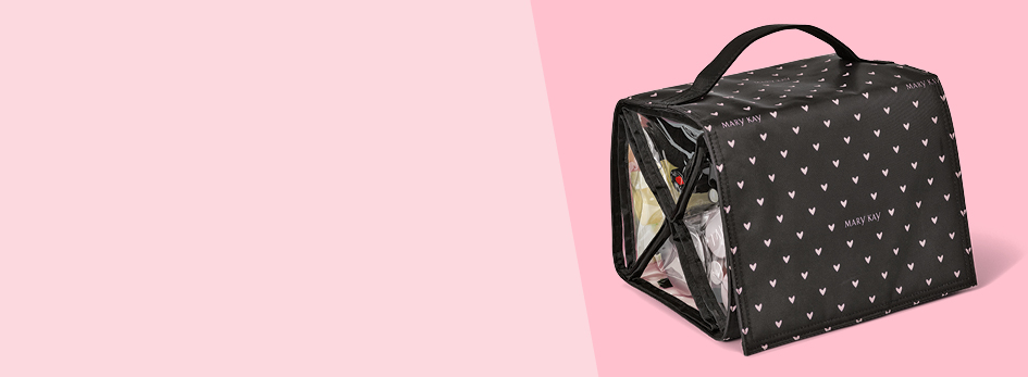 De Mary Kay Beauty Bag is gevuld met Mary Kay producten op een pinke achtergrond.