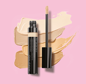 De Perfecting Concealer van Mary Kay: Het deksel inclusief de applicator is erop geschroefd. Op de achtergrond zie je de verschillende tinten waarin de concealer verkrijgbaar is - geschikt voor elk huidtype.