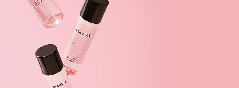 Drie semi-transparante roze flessen Oil-Free Eye Makeup Remover van Mary Kay worden tentoongesteld