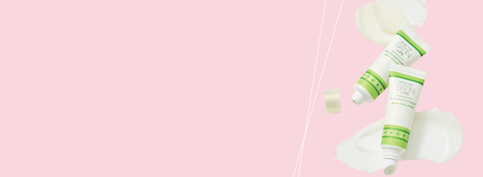 De Mary Kay Satin Lips verzorgingsset ligt voor een roze achtergrond met likjes product.