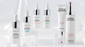 Alle vier de boosters alsmede de Mary Kay Clinical Solutions™ Retinol 0,5 Serum in combinatie met de Mary Kay Clinical Solutions™ Calm + Restore Facial Milk van de Clinical Solutions collectie staan op witte verhogingen voor een lichtblauwe achtergrond.