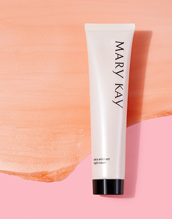 De voor de droge huid geschikte Extra Emollient Night Cream van Mary Kay voor een achtergrond die eruitziet als de textuur van de crème