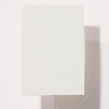 Een doekje uit de Mary Kay Beauty Blotters verpakking dat overtollig vet van het gezicht opneemt, ligt op een lichtroze ondergrond