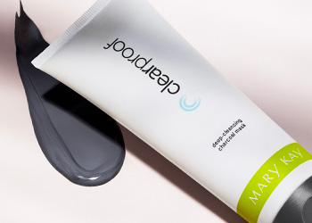 De Clear Proof® Deep-Cleansing Charcoal Mask tube en een donkergrijs likje product van dat gezichtsmasker