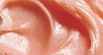 Een close-up van de textuur van de Mary Kay Extra Emollient Night Cream, die bijzonder goed voor de zeer droge huid geschikt is