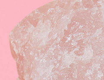 Een witte, enigszins schilferige oppervlakstructuur, die de droge huid symboliseert