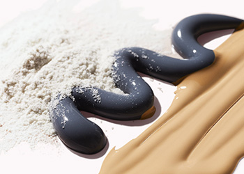 Een trio van producten die geschikt zijn voor de vette huid – onder meer Mary Kay® Translucent Loose Powder, Clear Proof® Deep-Cleansing Charcoal Mask en TimeWise® Matte 3D Foundation