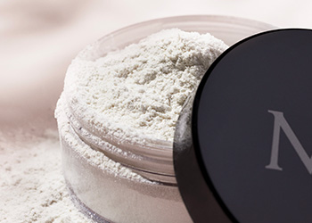 Close-up van een geopend doosje Mary Kay® Translucent Loose Powder
