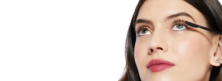 Close-up van een vrouw die mascara op haar wimpers aanbrengt met Mary Kay Great Heights Mascara om ze optisch te verlengen