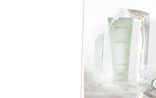 Mary Kay Mint Bliss Energizing Foot Lotion (en mintgrön tub med kylande fotkräm) är fryst i en isbit.
