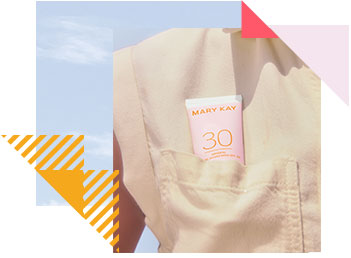 Op de foto is de schouder van een vrouw te zien die een bloes met een borstzakje draagt waaruit een product steekt (de nieuwe Minerale Zonverzorging SPF 30 van Mary Kay)